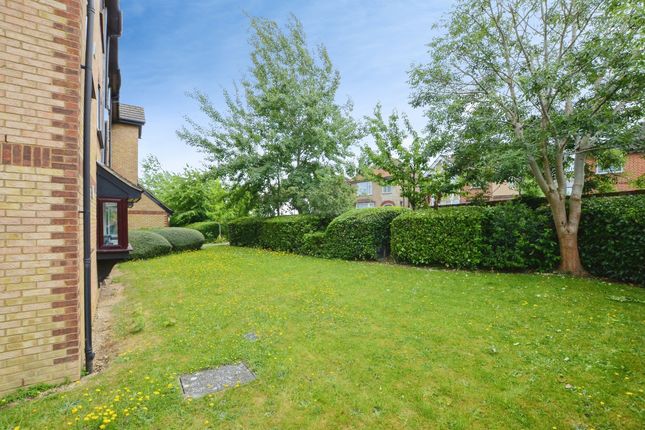 8b, Sandown Road, Watford photo 4