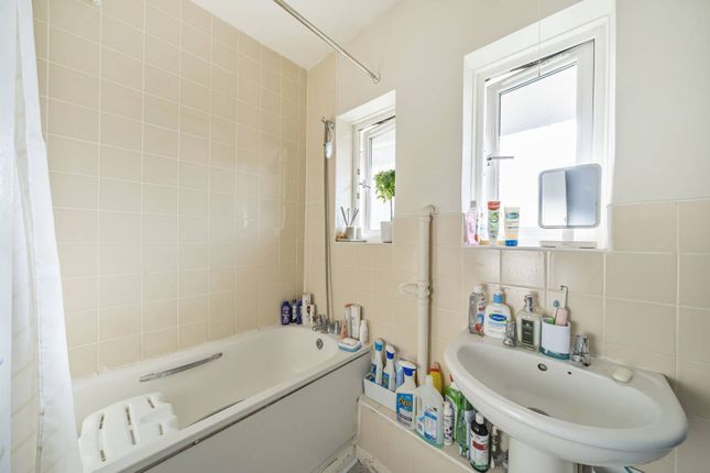 Flat for sale in Vincent Square, Wood Green, London