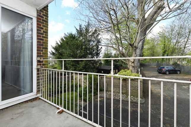 4 Chulmleigh Court,, Gordon Road, Brentwood photo 2