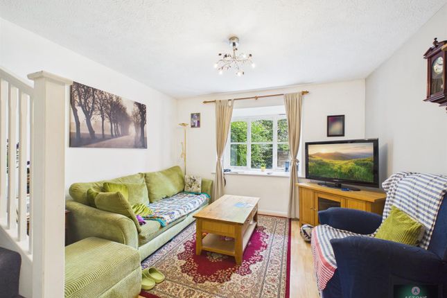 6, Stepney close, Crawley photo 3