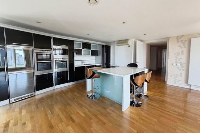 Apartment 76, 96, N V Building, The Quays, Salford photo 2
