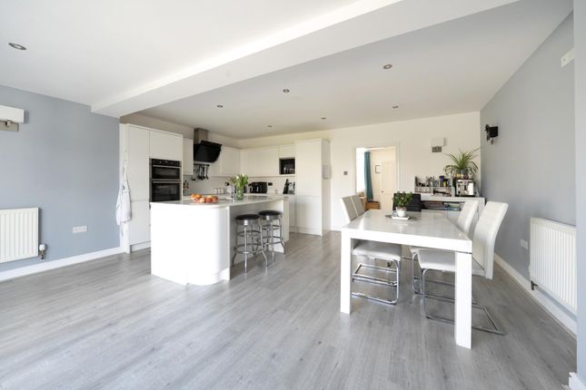 7, Chard Road, Axminster photo 4