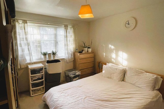 15, Nursery Gardens, Hounslow photo 5