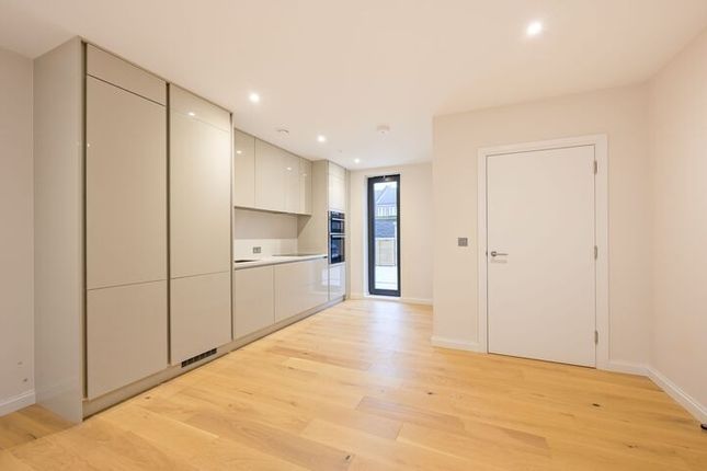 38 Kings Mews,, Loats Road, London photo 4