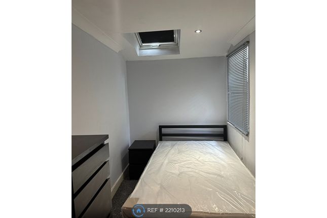 Room to rent in Junction Road, Reading