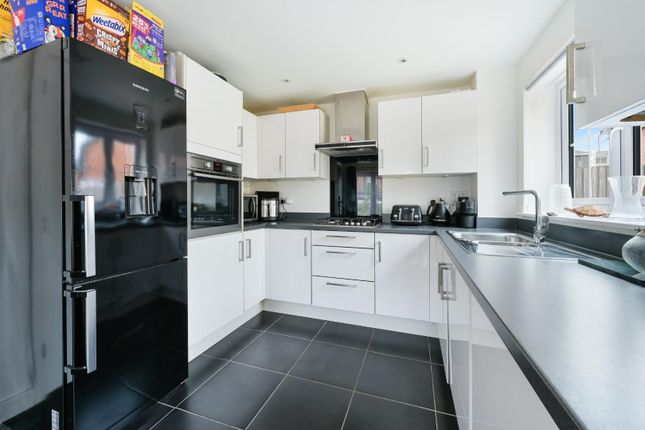 81, Preston Manor Road, Tadworth photo 4