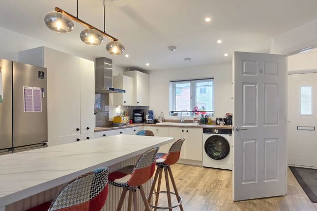 21, Severn Bore Close, Newnham-on-Severn photo 2