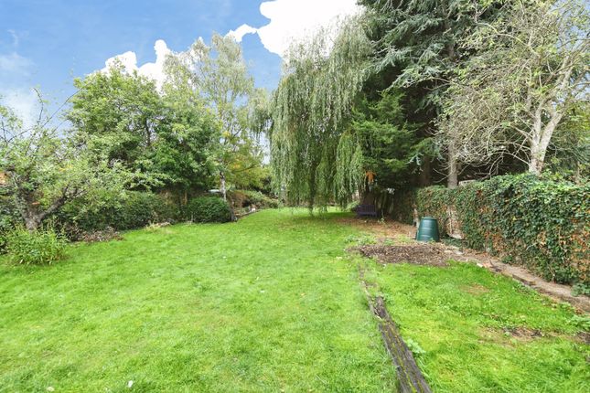 18, Pear Trees, Brentwood photo 2