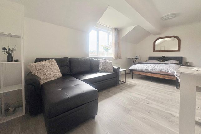 Flat 6, Kestrel House,, Weydon Lane, Surrey photo 2