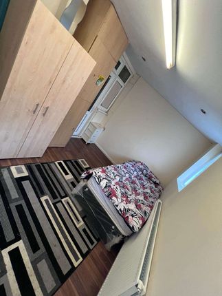 Room to rent in Colindeep Lane, London
