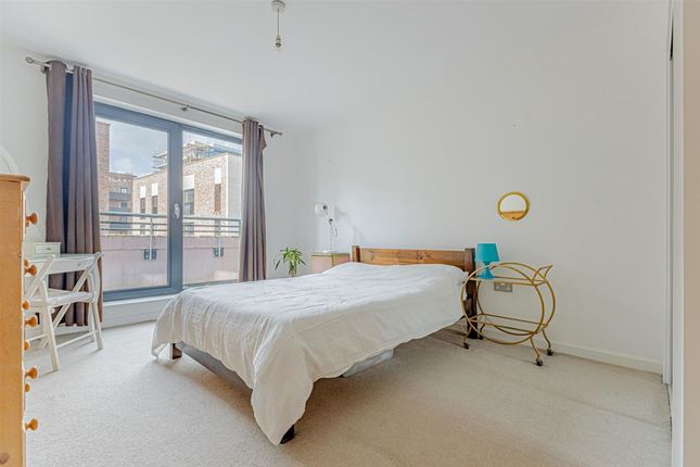 Flat to rent in Oliver Road, London