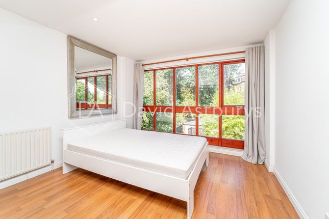 Town house to rent in Claremont Road, Highgate, London