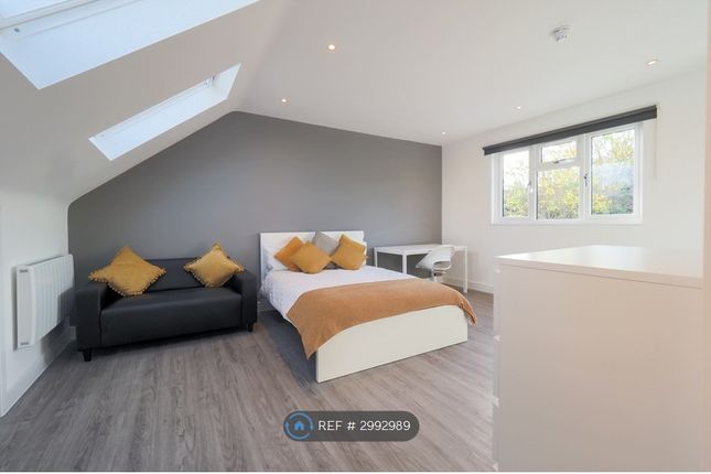 Room, Cardinal Avenue, Borehamwood photo 4