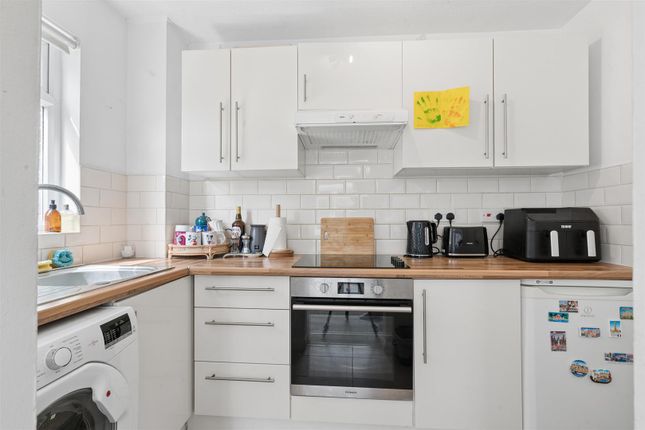 24, Sutherland Drive, London photo 4
