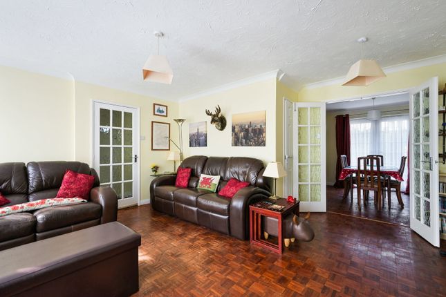 4, Bromford Close, Oxted photo 2