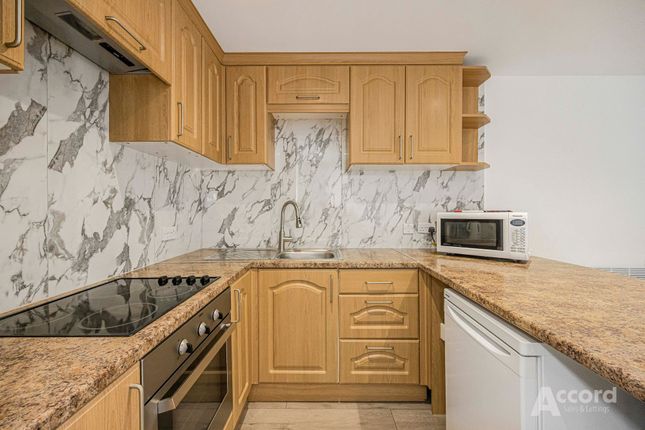 28 Columbine Way, Romford photo 4