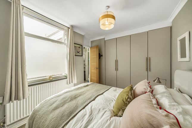 14, Patio Close, London photo 4