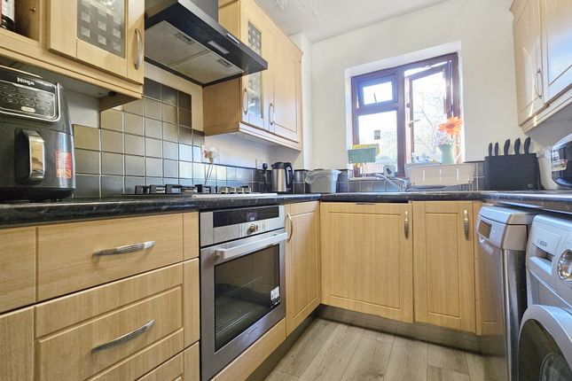 6, Carland Close, Reading photo 4