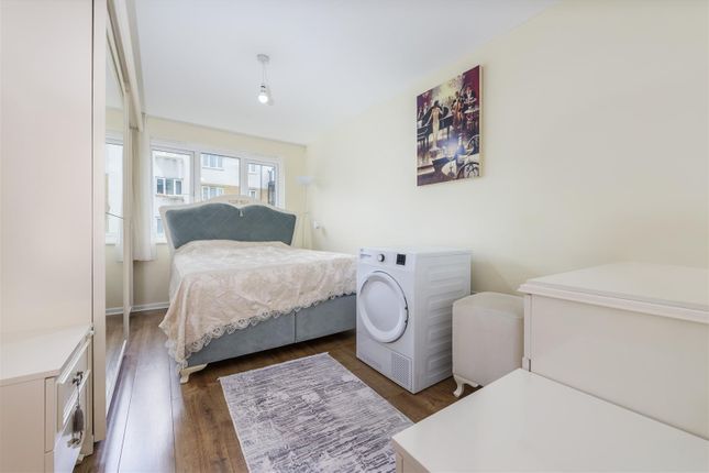 Flat 11, 2, Bradmore Court, Enstone Road, Enfield photo 3