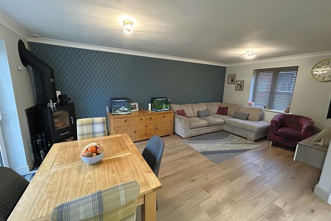 2, Morbae Grove, Bridport photo 4