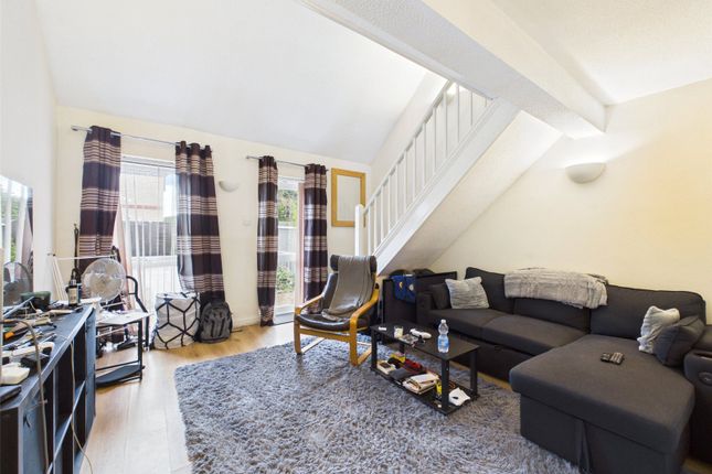 2, Chestnut Close, Gloucester photo 3