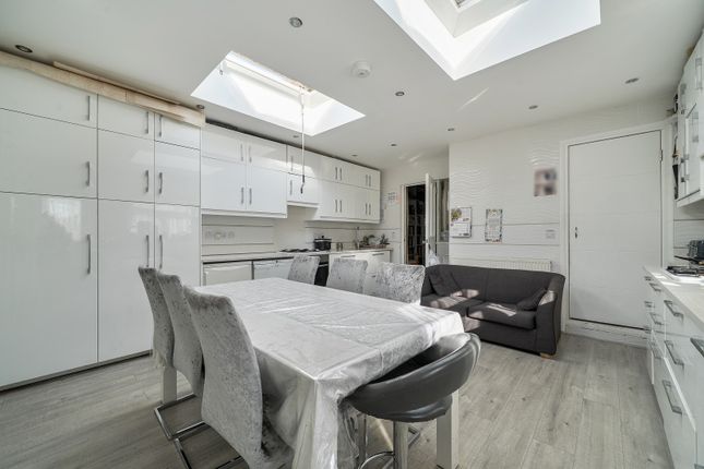 25, Wyre Grove, Edgware photo 3