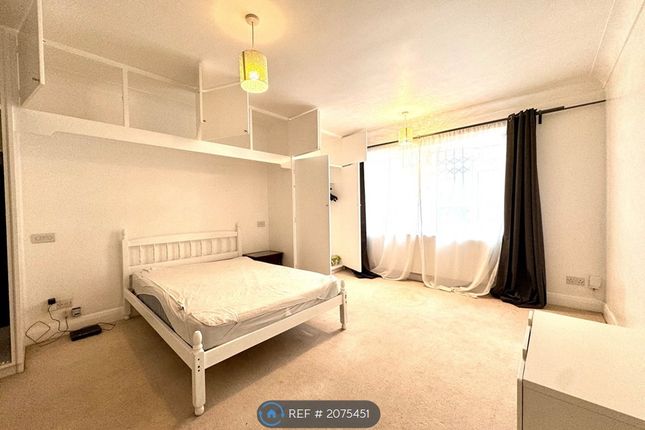 Thumbnail Room to rent in York Court, London