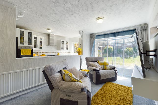 51, Tantelen Road, Canvey Island photo 4