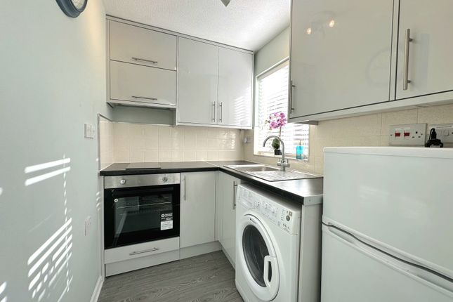 15 Dorchester Court,, Oriental Road, Surrey photo 2