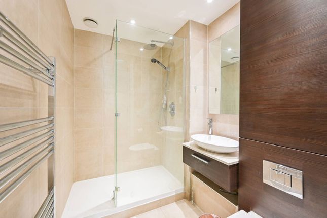 Flat for sale in City North Place, Finsbury Park, London