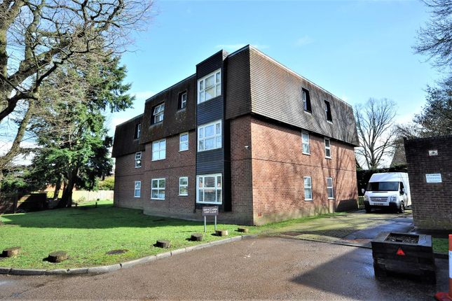 Thumbnail Flat to rent in Bovingdon Court, Windsor Close, Bovingdon