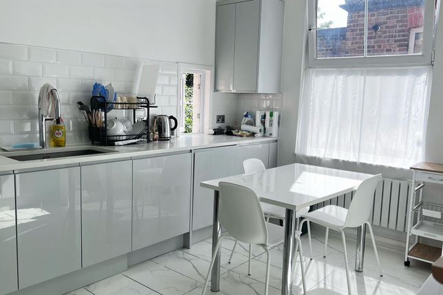 Flat 47 Flanders Mansions, Flanders Road, London photo 5