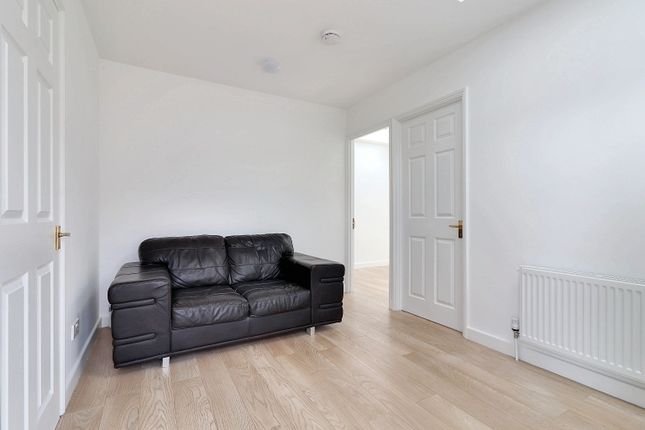 11b, Garry Drive, Cambs photo 4