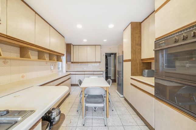 11, Brookdene Drive, Middlesex photo 3