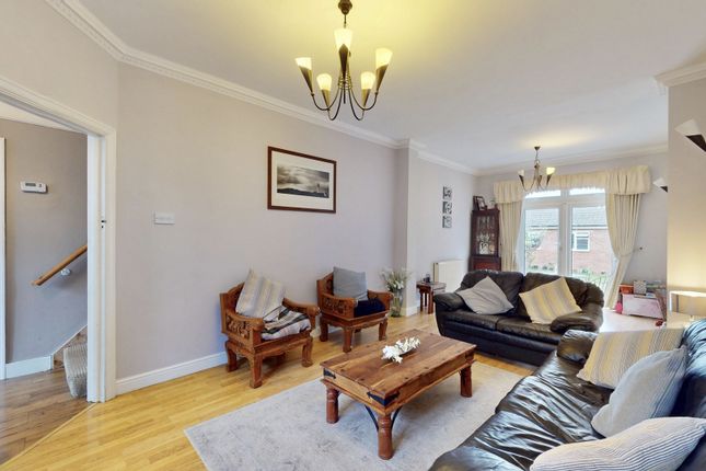 35, Derwent Gardens, Ilford photo 3