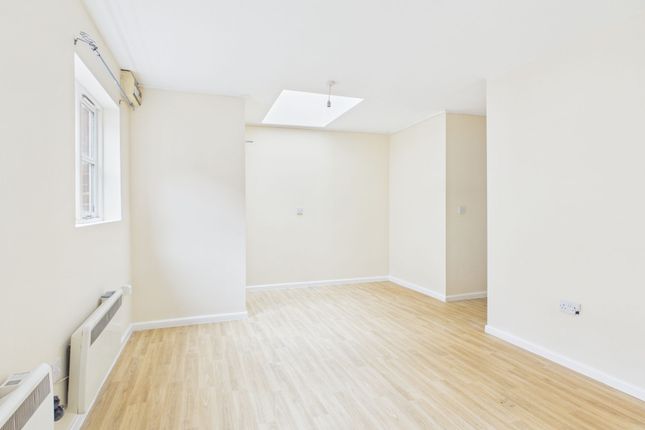 17 Chelsea Court, Gloucester photo 2