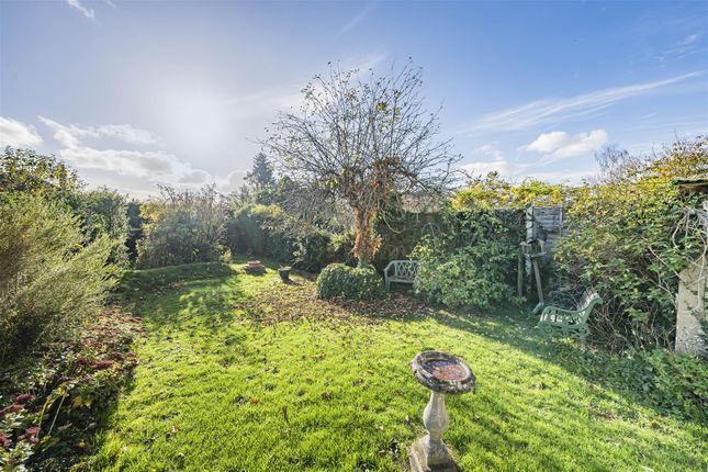 54, Lawn Close, Slough photo 2