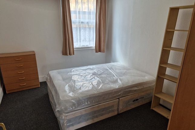 Flat to rent in High Road, Wood Green, Near Tube Station