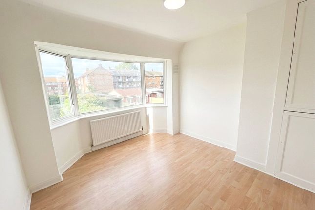 16, Carnarvon Drive, Hayes photo 4