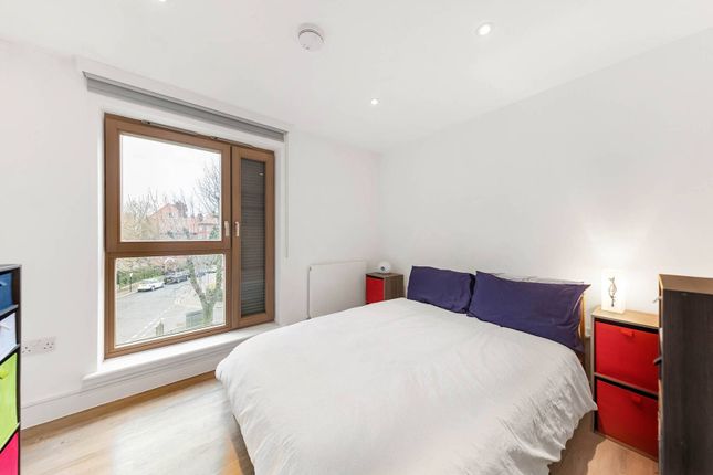Thumbnail Flat to rent in Triangle Place, Clapham, London