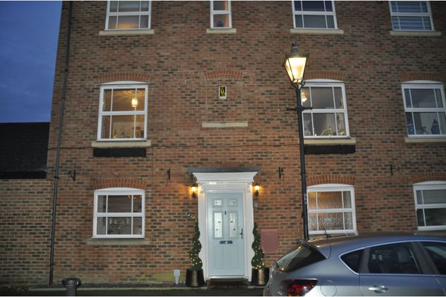 Town house for sale in Disraeli Square, Aylesbury