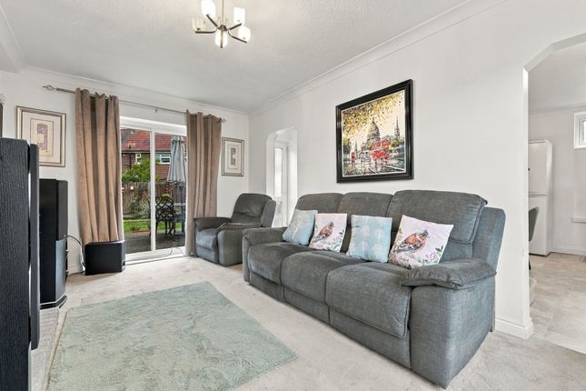 12 Anson Close, Romford photo 3