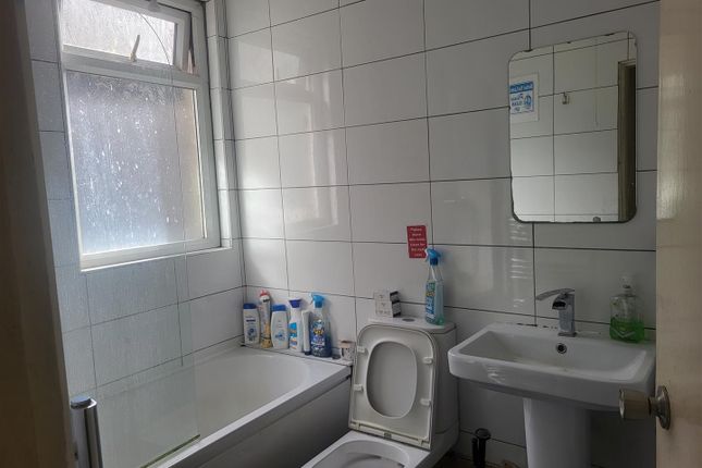 Room 4, 48, Cowbridge Road, Bridgend photo 5