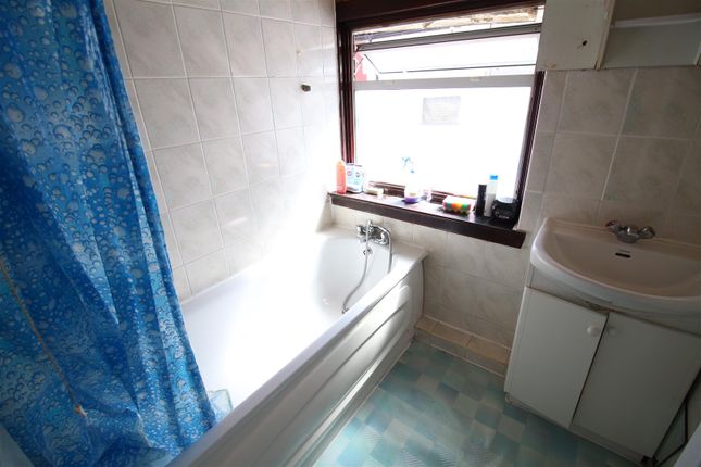 Room 4, 30, The Highlands, Edgware photo 5