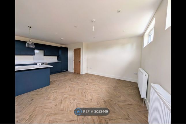 Flat  Aintree House, Bonehurst Road, Horley photo 4