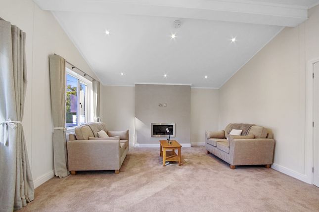 16 , Kingfisher Lane, Turners Hill photo 2