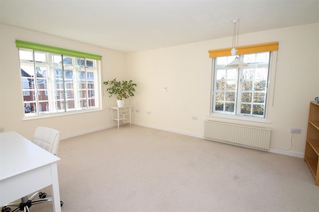 Thumbnail Flat for sale in Everard Court, Palmers Green, London