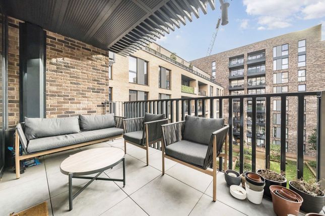305 Mauger Heights, 12, Summerstown, London photo 4