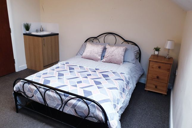 Thumbnail Shared accommodation to rent in St. Vincent Avenue, Wheatley, Doncaster