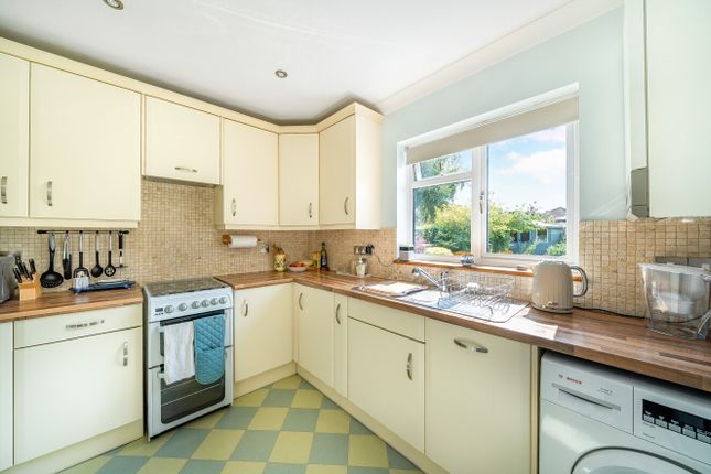 32, Apers Avenue, Surrey photo 4